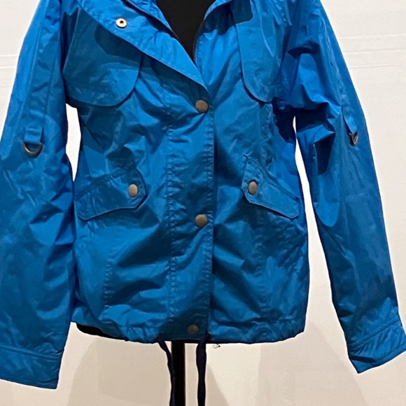 Pink envelopes, Crillion, blue windbreaker jacket - Picture 5 of 15